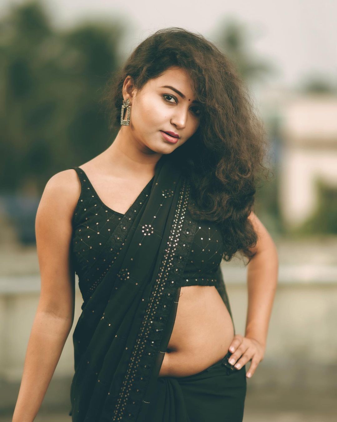 Stunning Sayani in black saree.