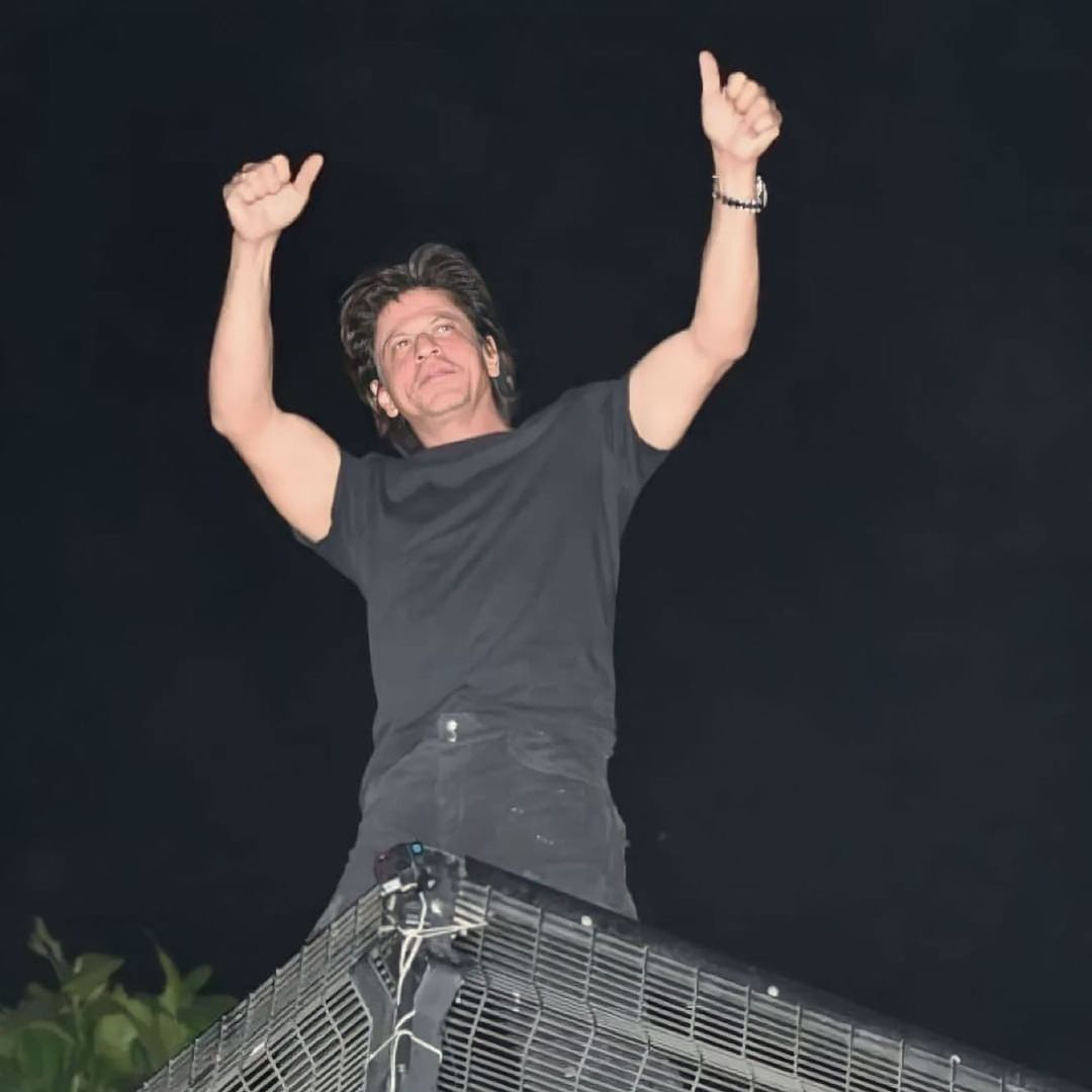 SRK waves at the crowd at Mannat.