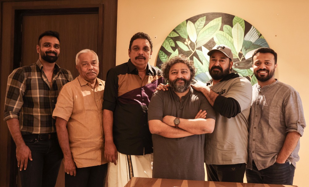 Mohanlal with Lijo Jose Pellissery and team