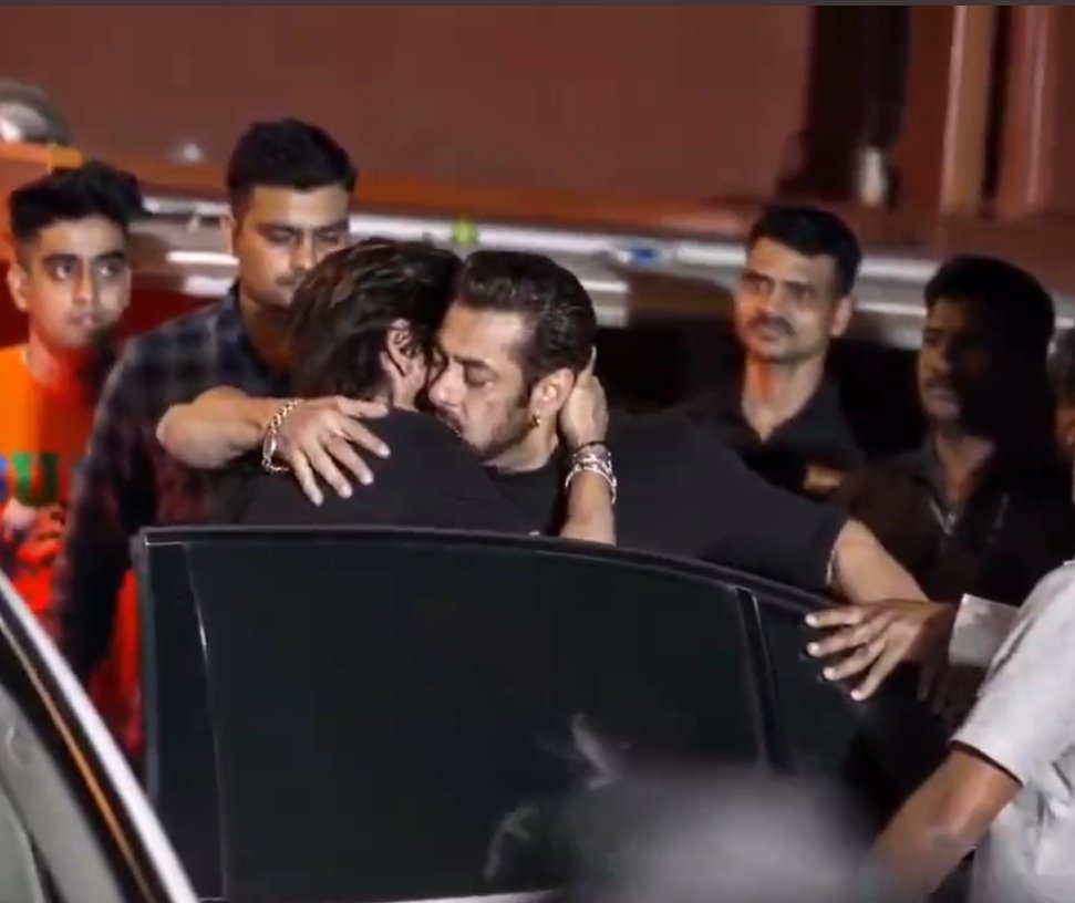 Salman and SRK's hug