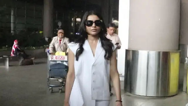Samantha at Mumbai airport